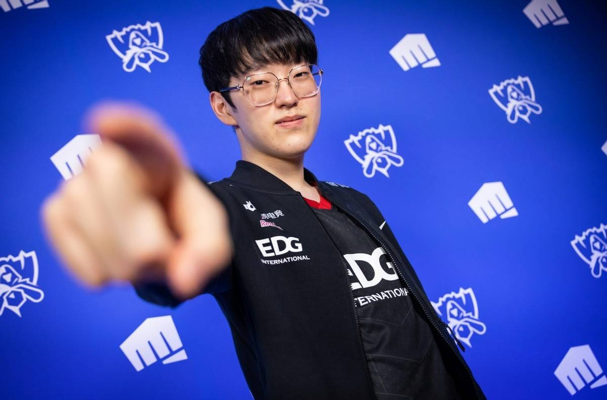 乐鱼-Scout新星比赛局势复杂表现突出，曼联前途光明！比赛高潮迭起-乐鱼