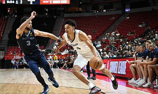 乐鱼-快船新秀表现惊艳，全场观众掌声不断，女人社会.-乐鱼